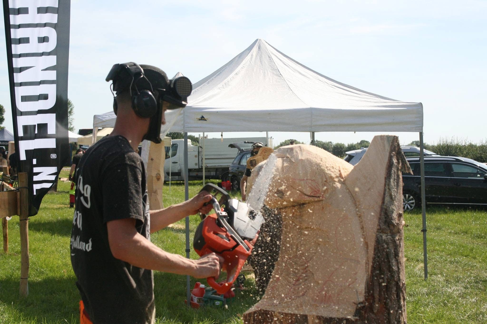 Jan van Egteren aan het chainsaw carven met de kettingzaag